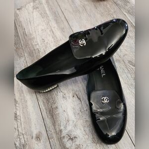 CHANEL Women's Patent Leather Pearls at Heel Moccasin Loafers (Authentic)